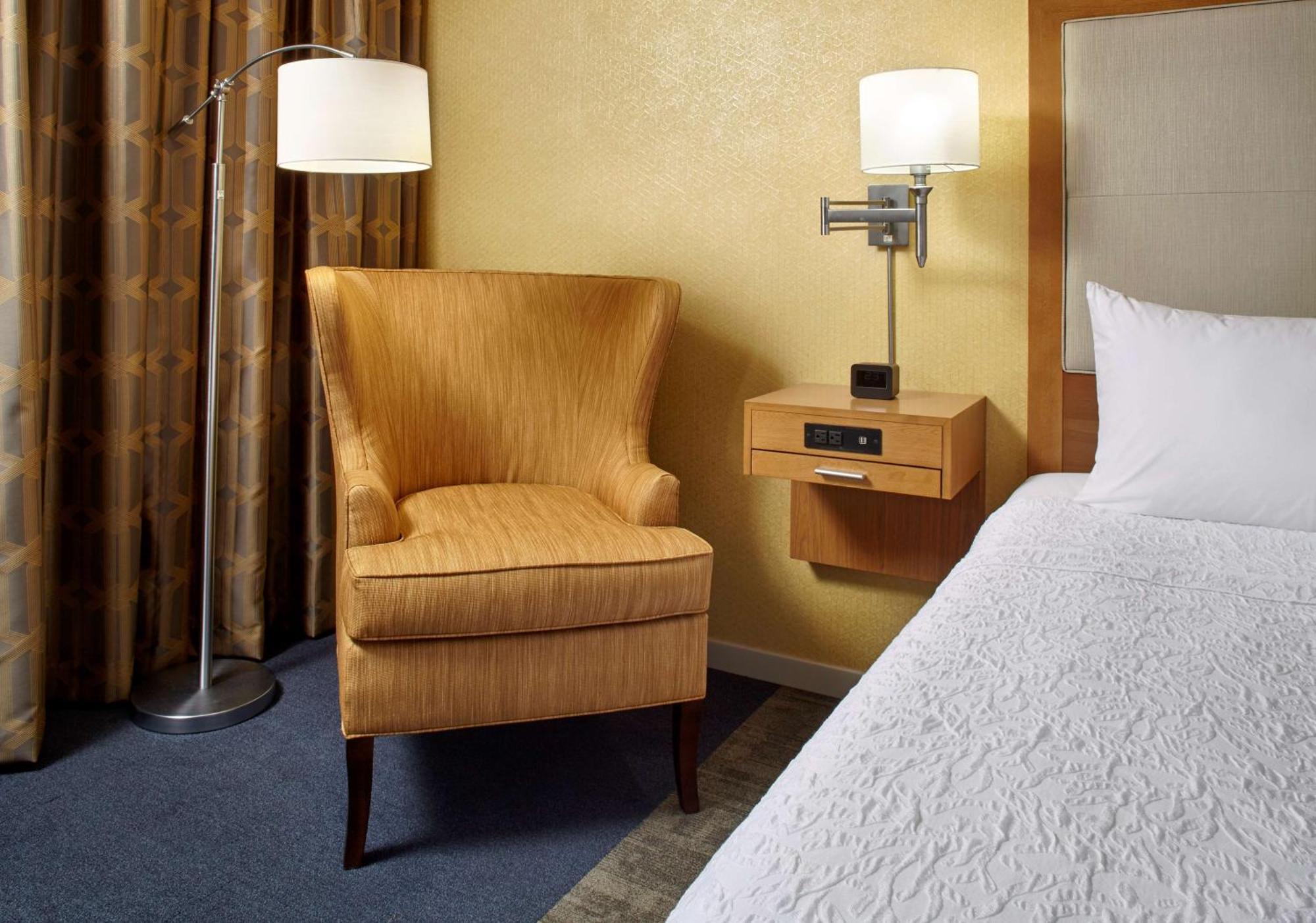 Hampton Inn & Suites Pittsburgh Airport South/Settlers Ridge Robinson Township  Exterior photo