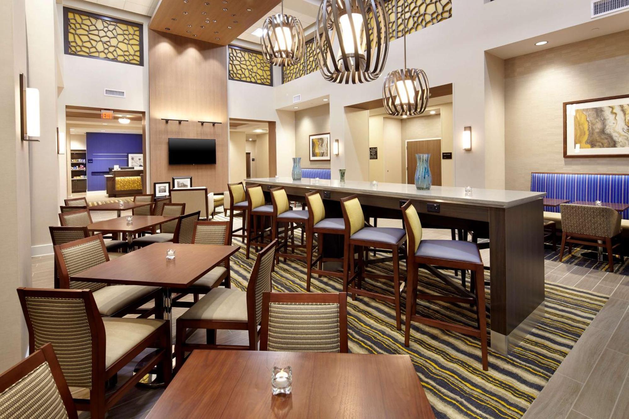 Hampton Inn & Suites Pittsburgh Airport South/Settlers Ridge Robinson Township  Exterior photo